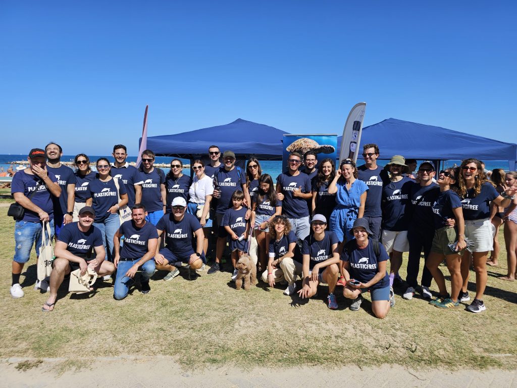 Il gruppo di volontari della giornata di raccolta plastica alla spiaggia di polignano a mare
